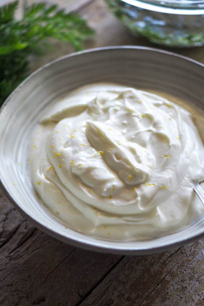 Salsa de yogur y ralladura de limón para acompañar Zanahorias Asadas con Harissa. | Receta de Paula's Apron