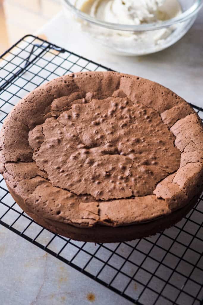 Torta Tenerina enfriándose sobre una rejilla.