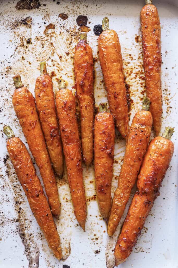 Zanahorias Asadas con Harissa sobre bandeja de horno. | Receta de Paula's Apron