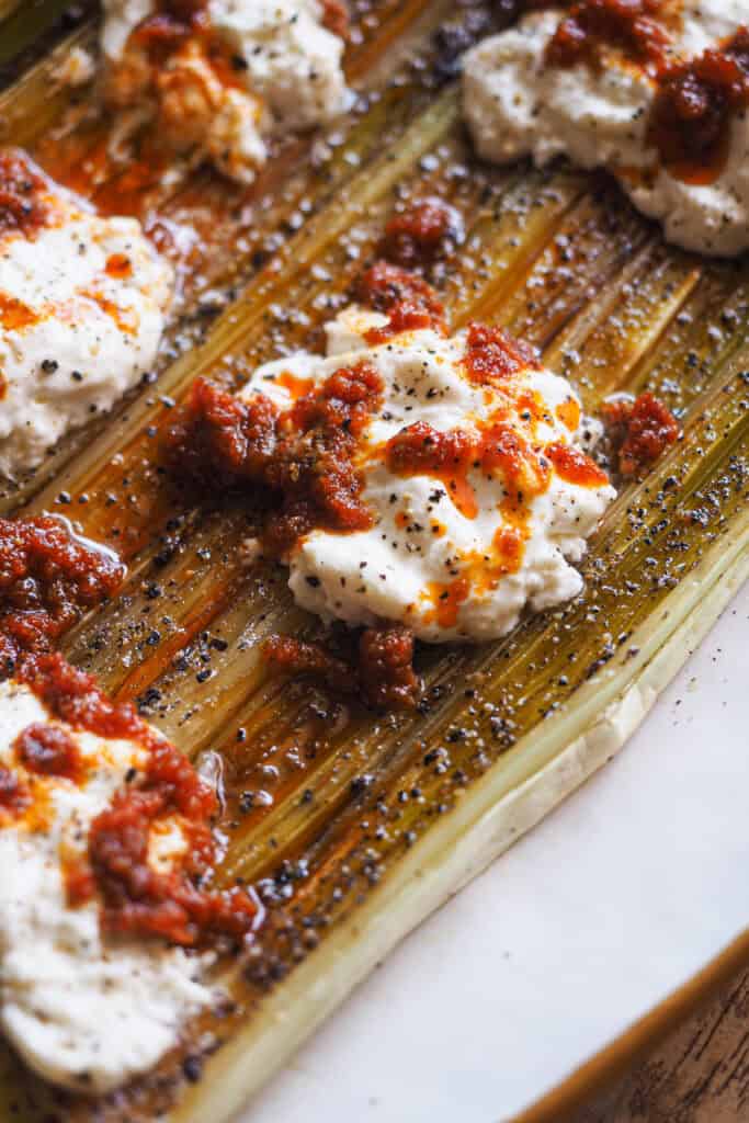 Puerros al Horno con Sobrasada y Burrata, un entrante, guarnición o platillo increíblemente fácil, pero muy resultón con tan solo 3 ingredientes principales. Los puerros son otra de esas verduras que solemos dejar en segundo plano en sopas, cremas, sofritos... Pero puede ser un protagonista increíble y para demostrártelo quería compartirte esta receta de puerros asados al horno. | Receta de Paula's Apron