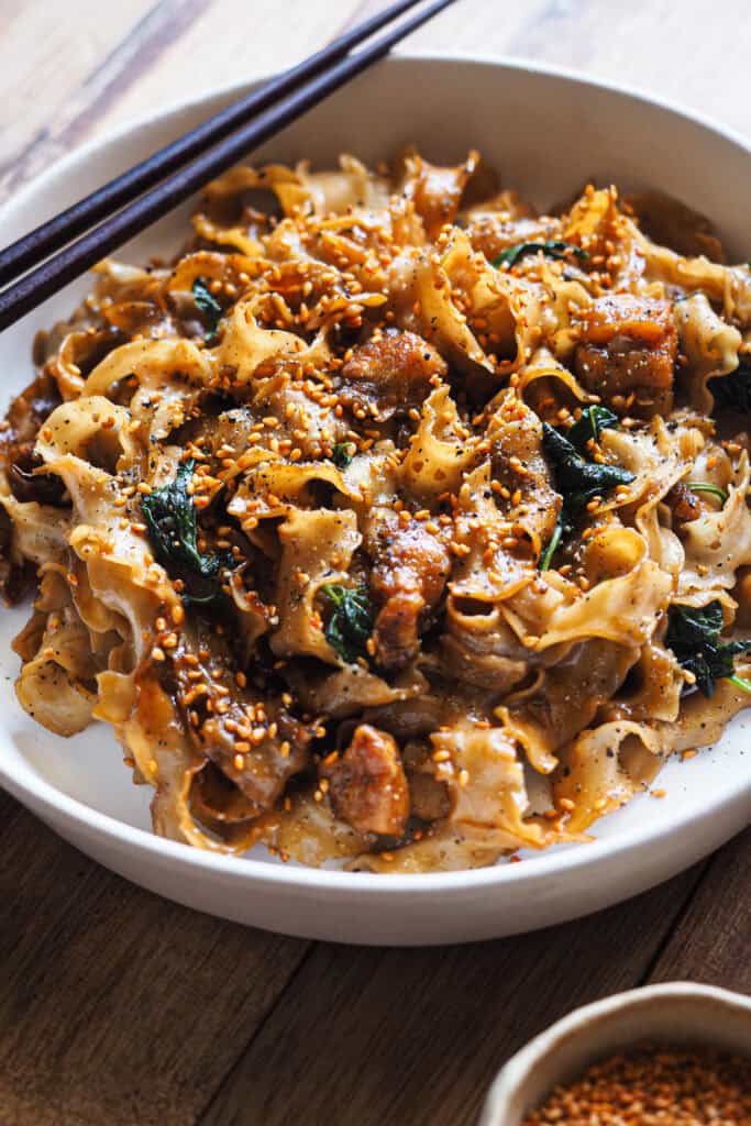 Estos Fideos con Pollo Estilo Asiático son una comida o cena sabrosa y rápida que te puede salvar en más de una ocasión. El pollo queda aromático, meloso y tierno, perfecto para mezclar con pasta como he hecho hoy o con arroz si te gusta más o es lo que tienes a mano. Además, puedes adaptar la receta y añadirle verduras o setas al gusto para convertir esta receta de fideos con pollo en un plato completo. | Receta de Paula's Apron