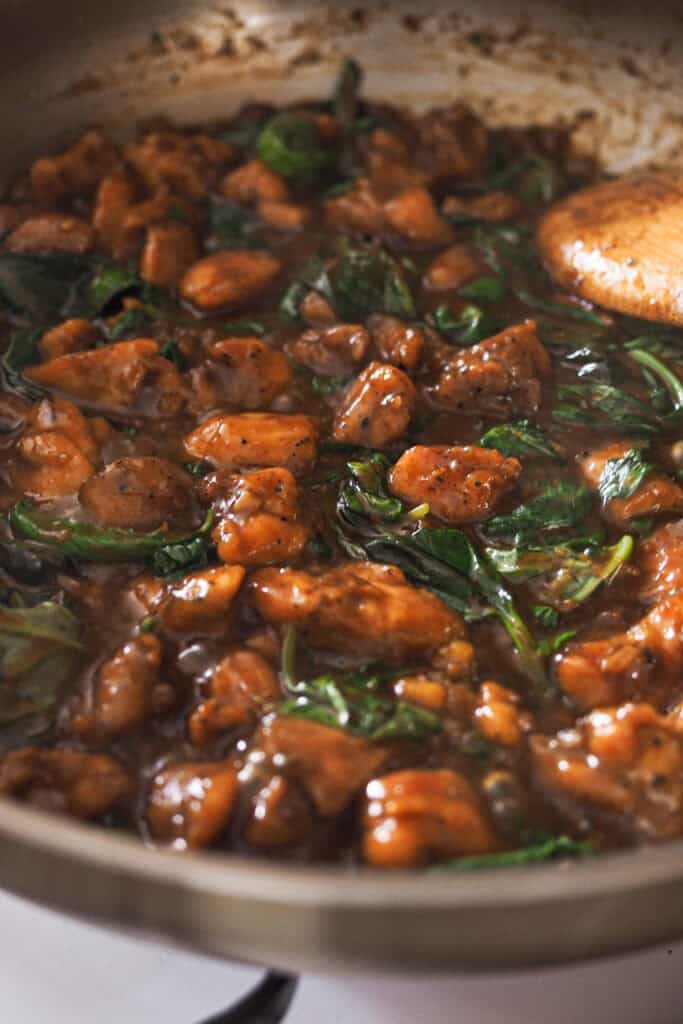 Pollo con Albahaca estilo asiático meloso y jugoso.