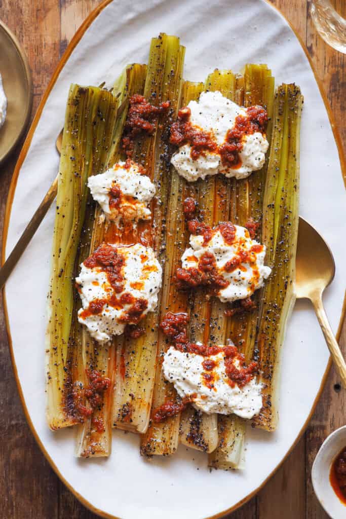 Puerros al Horno con Sobrasada y Burrata, un entrante, guarnición o platillo increíblemente fácil, pero muy resultón con tan solo 3 ingredientes principales. Los puerros son otra de esas verduras que solemos dejar en segundo plano en sopas, cremas, sofritos... Pero puede ser un protagonista increíble y para demostrártelo quería compartirte esta receta de puerros asados al horno. | Receta de Paula's Apron