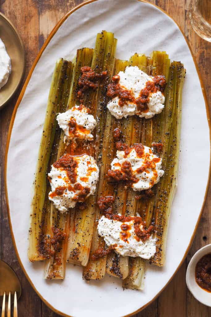 Puerros al Horno con Sobrasada y Burrata, un entrante, guarnición o platillo increíblemente fácil, pero muy resultón con tan solo 3 ingredientes principales. Los puerros son otra de esas verduras que solemos dejar en segundo plano en sopas, cremas, sofritos... Pero puede ser un protagonista increíble y para demostrártelo quería compartirte esta receta de puerros asados al horno. | Receta de Paula's Apron