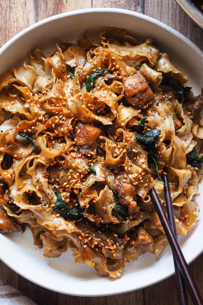 Estos Fideos con Pollo Estilo Asiático son una comida o cena sabrosa y rápida que te puede salvar en más de una ocasión. El pollo queda aromático, meloso y tierno, perfecto para mezclar con pasta como he hecho hoy o con arroz si te gusta más o es lo que tienes a mano. Además, puedes adaptar la receta y añadirle verduras o setas al gusto para convertir esta receta de fideos con pollo en un plato completo. | Receta de Paula's Apron