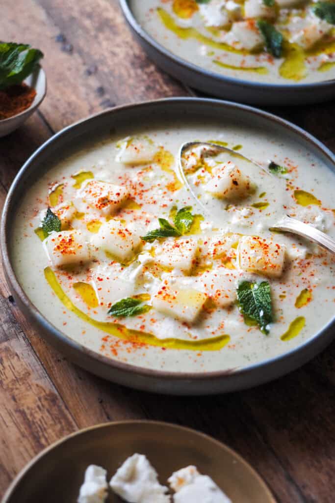 Esta Sopa de Melón es una de mis sopas de verano por excelencia. Fresquita, ligera, facilísima y rápida de hacer. Y cuando digo rápida es rapidísima, 10 minutos máximo y listos, y no hay que cocinar. Simplemente asegúrate de enfriarla bien antes de comerla porque es como está realmente rica y ponle los toppings que más te gusten. | Receta de Paula's Apron