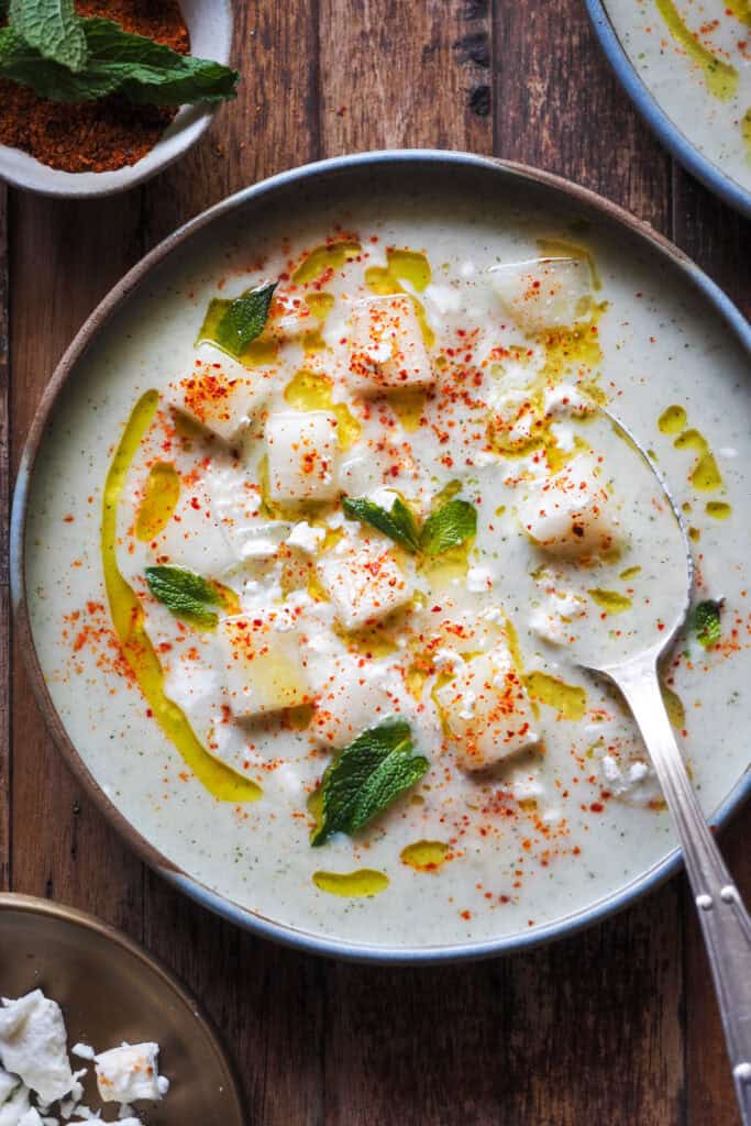 Esta Sopa de Melón es una de mis sopas de verano por excelencia. Fresquita, ligera, facilísima y rápida de hacer. Y cuando digo rápida es rapidísima, 10 minutos máximo y listos, y no hay que cocinar. Simplemente asegúrate de enfriarla bien antes de comerla porque es como está realmente rica y ponle los toppings que más te gusten. | Receta de Paula's Apron