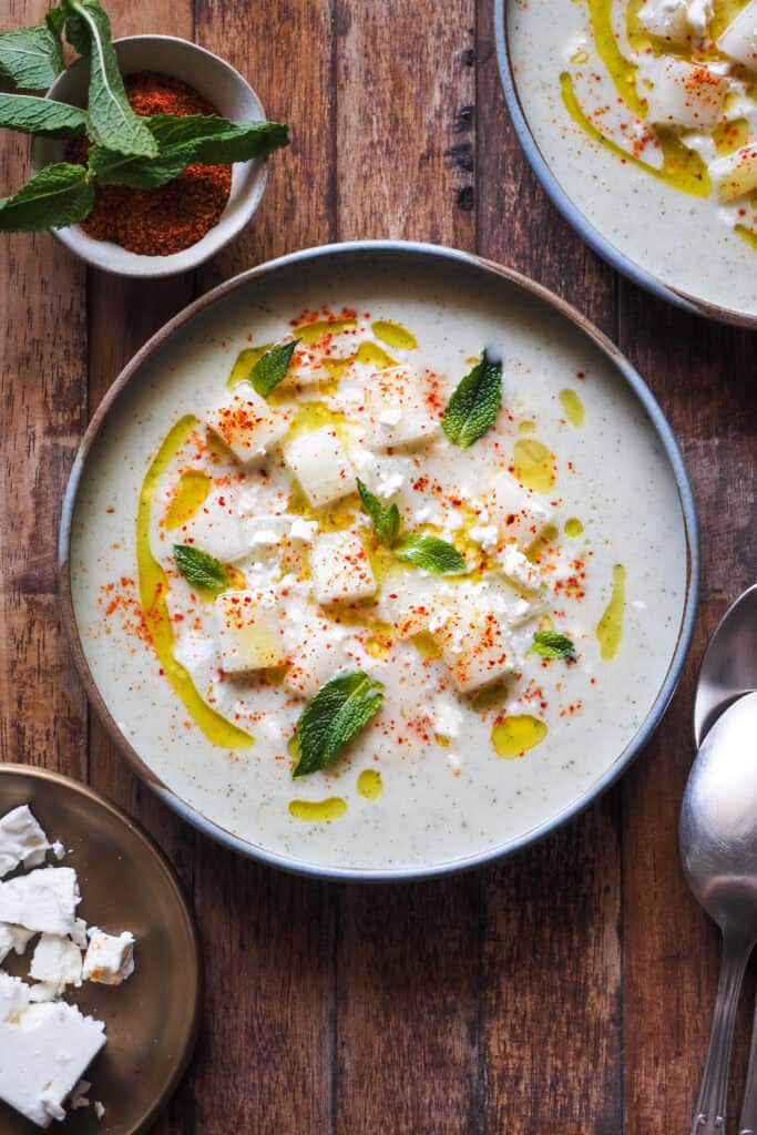 Esta Sopa de Melón es una de mis sopas de verano por excelencia. Fresquita, ligera, facilísima y rápida de hacer. Y cuando digo rápida es rapidísima, 10 minutos máximo y listos, y no hay que cocinar. Simplemente asegúrate de enfriarla bien antes de comerla porque es como está realmente rica y ponle los toppings que más te gusten. | Receta de Paula's Apron