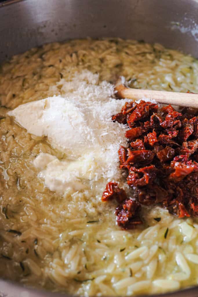 Orzo Cremoso con Calabacín y Limón en proceso de cocción (paso en el que se le añade mascarpone, parmesano y tomate seco)