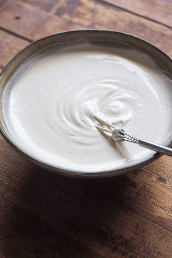 Base Flammkuchen Tradicional con crème fraîche, pimienta blanca, nuez moscada y sal.