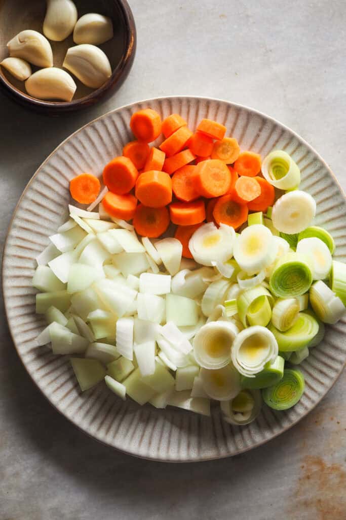 Bresa fumet de pescado y marisco con puerro, cebolla y zanahoria (los ajos los añado más adelante).