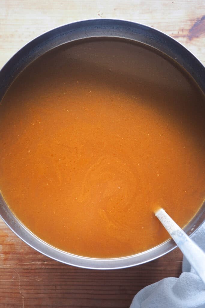 Aprende Cómo Hacer Fumet de Pescado y Marisco, un básico de cocina que no puede faltar en tu repertorio y así marcarte un buen arroz de pescado o una fideuá, o llevar una cazuela de pescado a otro nivel. Verás que es mucho más sencillo de lo que te podías pensar y que con las bases que te voy a explicar hoy puedes adaptar la receta y hacer fumet de pescado o fumet de marisco si lo prefieres. Solo necesitas 4 componentes principales y menos de una hora. | Receta de Paula's Apron