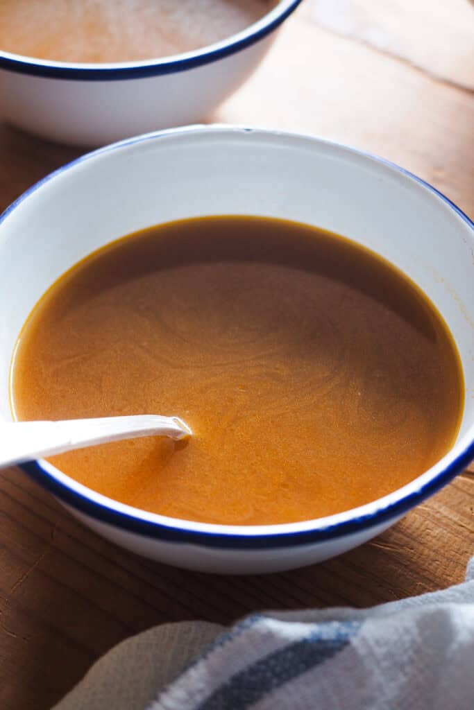 Aprende Cómo Hacer Fumet de Pescado y Marisco, un básico de cocina que no puede faltar en tu repertorio y así marcarte un buen arroz de pescado o una fideuá, o llevar una cazuela de pescado a otro nivel. Verás que es mucho más sencillo de lo que te podías pensar y que con las bases que te voy a explicar hoy puedes adaptar la receta y hacer fumet de pescado o fumet de marisco si lo prefieres. Solo necesitas 4 componentes principales y menos de una hora. | Receta de Paula's Apron