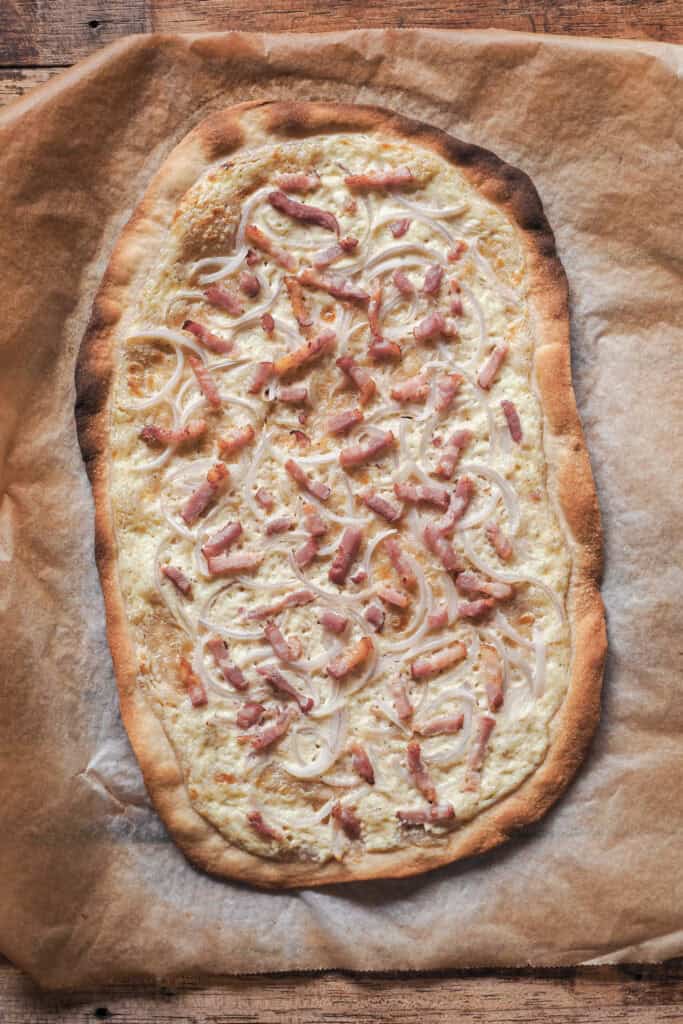 Flammkuchen tradicional recién horneada.