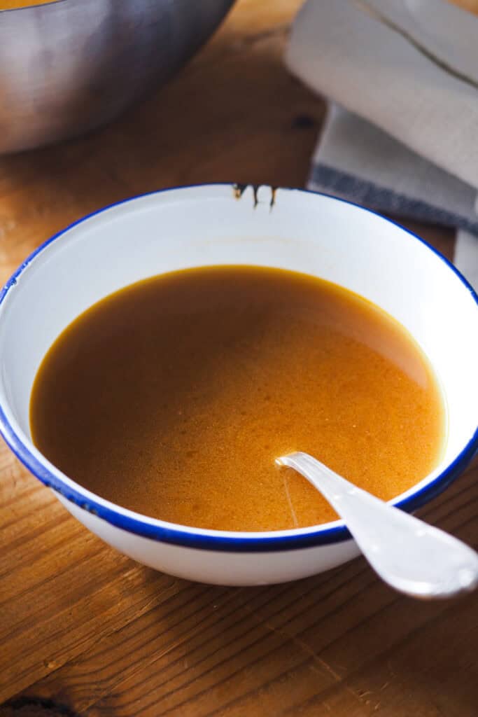 Aprende Cómo Hacer Fumet de Pescado y Marisco, un básico de cocina que no puede faltar en tu repertorio y así marcarte un buen arroz de pescado o una fideuá, o llevar una cazuela de pescado a otro nivel. Verás que es mucho más sencillo de lo que te podías pensar y que con las bases que te voy a explicar hoy puedes adaptar la receta y hacer fumet de pescado o fumet de marisco si lo prefieres. Solo necesitas 4 componentes principales y menos de una hora. | Receta de Paula's Apron