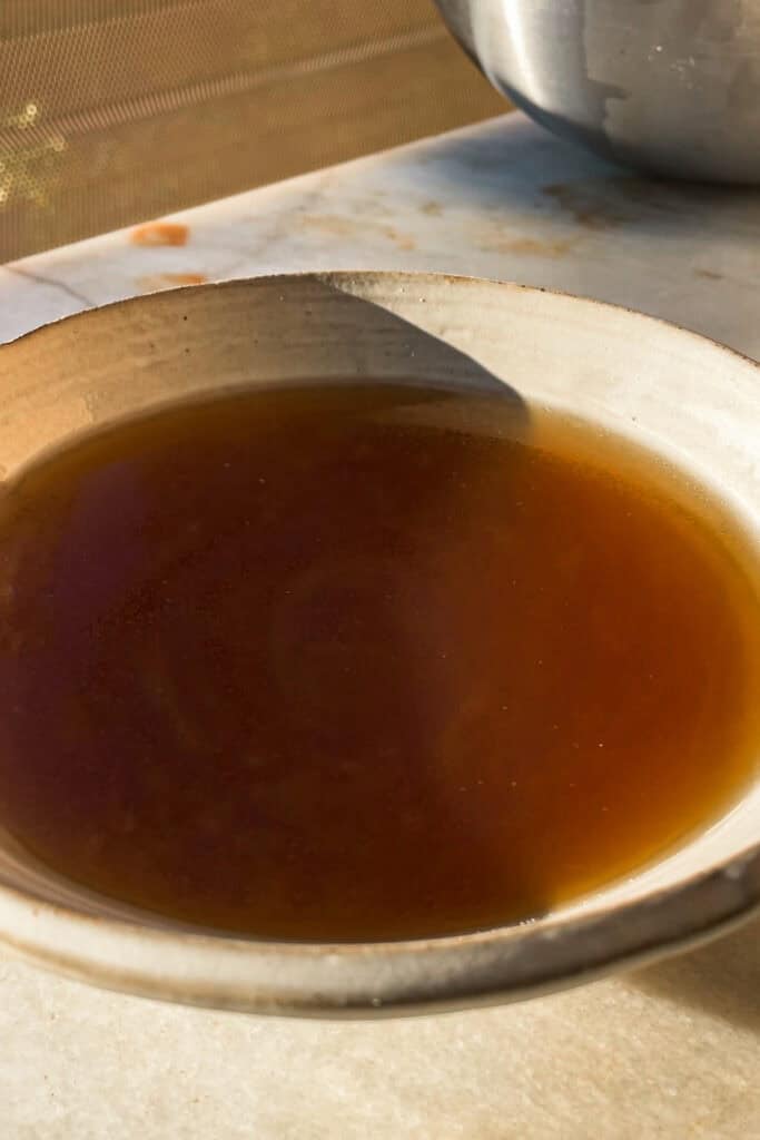 Este caldo de huesos y carne es un básico esencial en la cocina, perfecto para hacer sopas (como en la foto), enriquecer guisos o transformarlo en salsas sabrosísimas. Rico en colágeno y lleno de sabor, se elabora lentamente para extraer todo su potencial nutritivo. Hoy te cuento cómo prepararlo para extraer el máximo sabor y textura, y que te quede un caldo delicioso y complejo sin mucho esfuerzo. | Receta de Paula's Apron