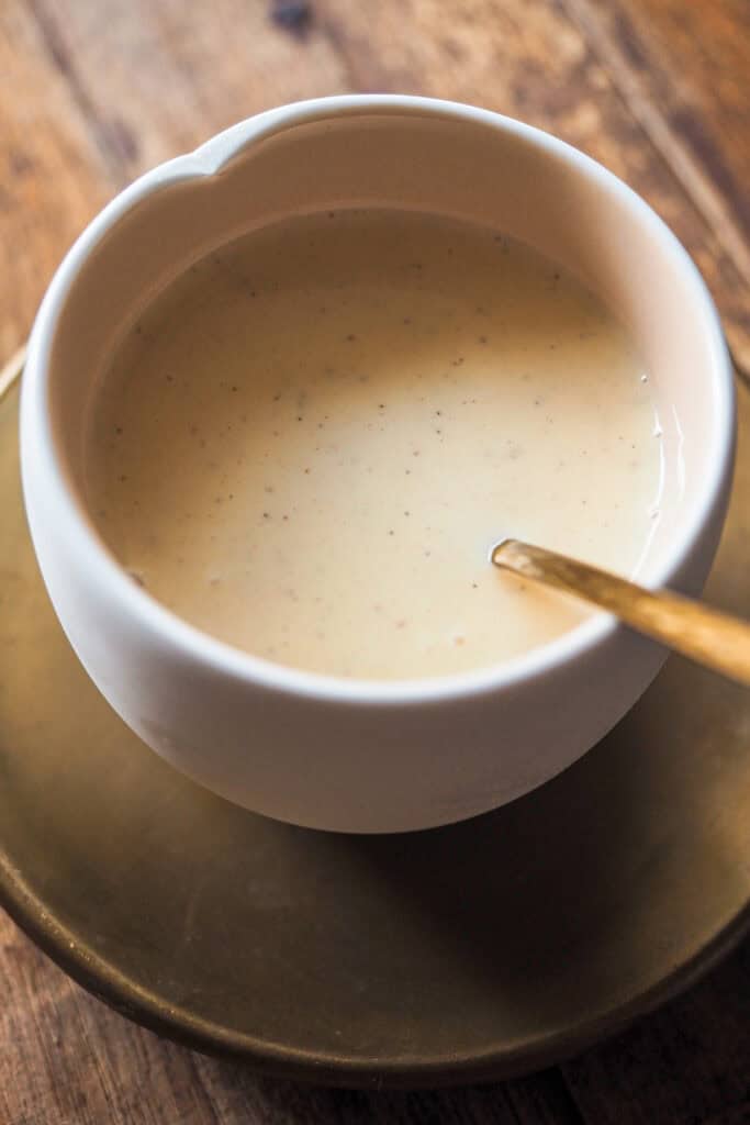 Crema inglesa para acompañar una trenza de manzana hecha con hojaldre.