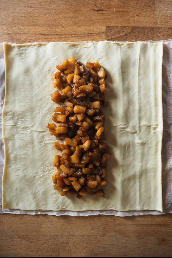 Paso 1 montar trenza de hojaldre rellena de manzana: relleno de manzana sobre lámina de hojaldre.