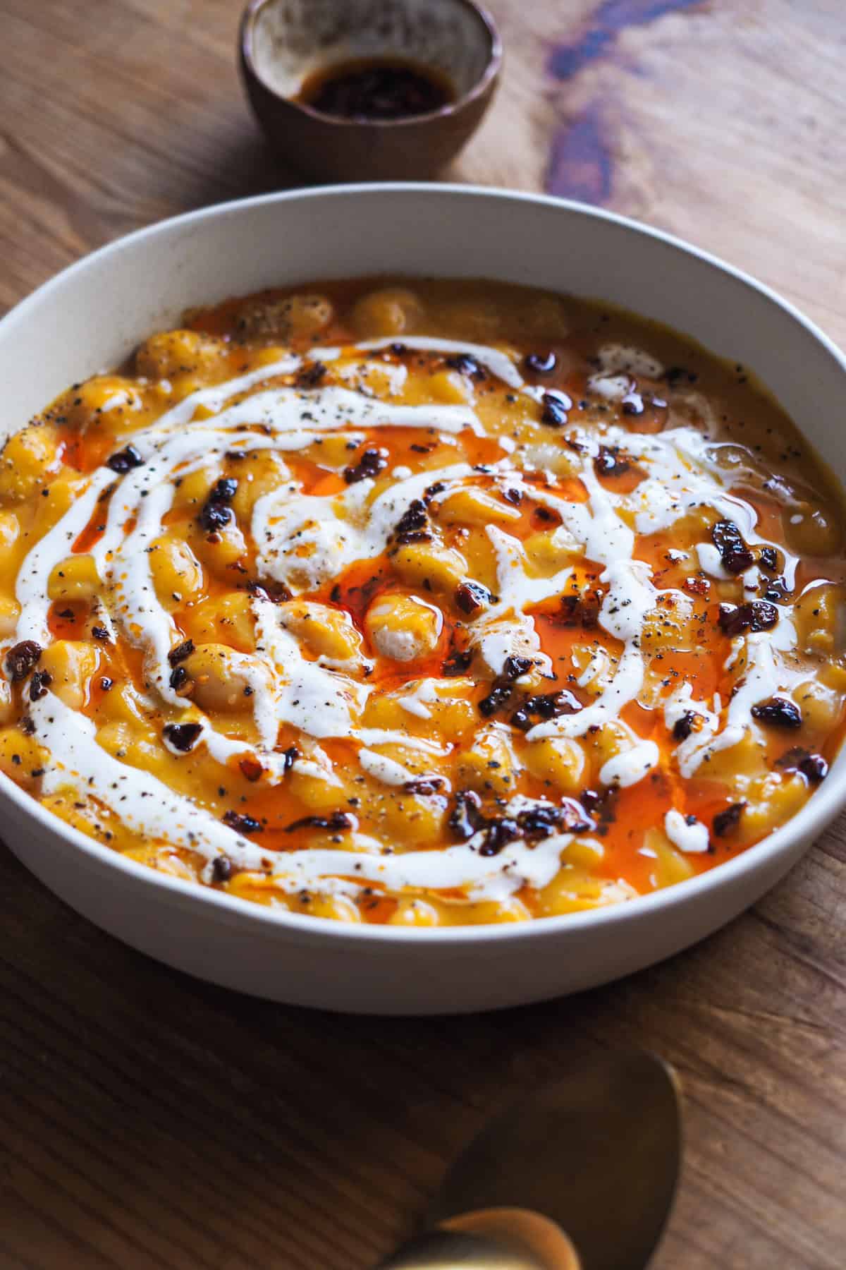 Estas Alubias con Crema de Calabaza son un plato sencillo y rápido, ¡pero con tanto sabor! Si tienes la crema ya hecha, estas alubias con crema de calabaza solo piden 3 ingredientes principales y en menos de 10 minutos las tienes listas. Puedes acompañarlas con proteína al gusto (a mi me encantan con un huevo escalfado), con pan y/o con arroz y a disfrutar de una comida o cena rápida, nutritiva y, lo más importante, deliciosa. | Receta de Paula's Apron