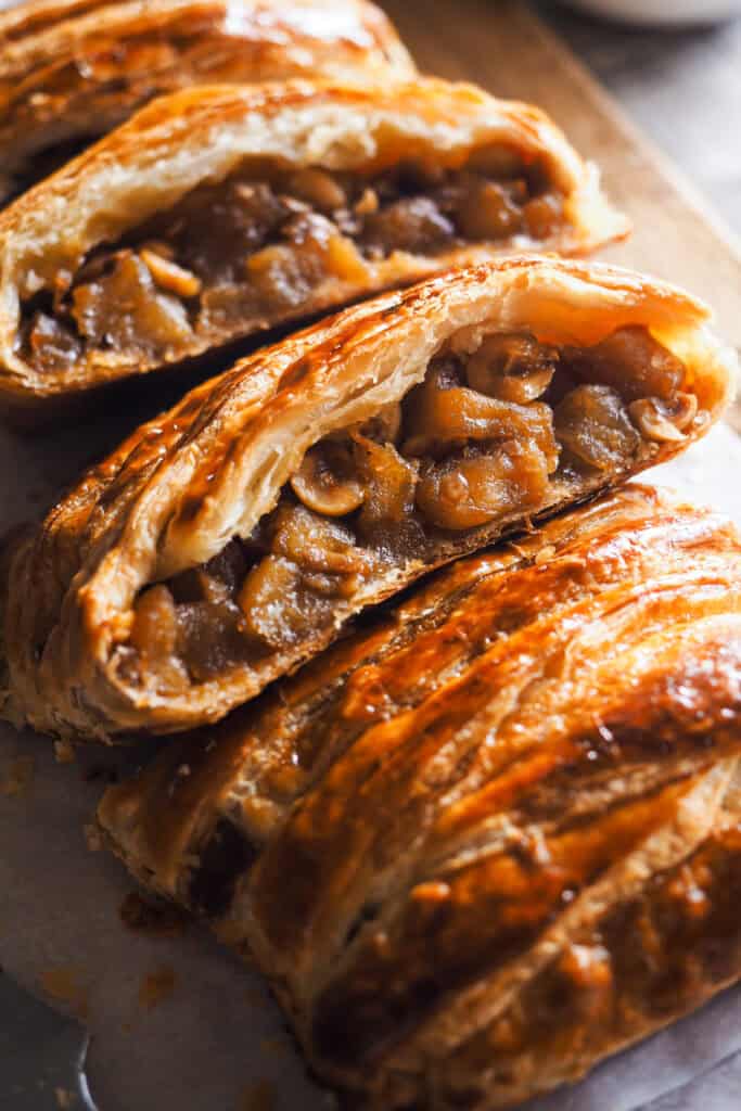 Hoy vamos con uno de esos postres fáciles y resultones que siempre te hacen quedar bien, una Trenza de Hojaldre Rellena de Manzana con Crema Inglesa. El hojaldre va relleno con manzana ligeramente pochada (para que no quede dura en el poco tiempo de horno que necesita la trenza) y avellanas para un toque crujiente dentro del mismo relleno. Es un postre que puedes preparar con antelación y todo junto hace un combo espectacular. | Receta de Paula's Apron