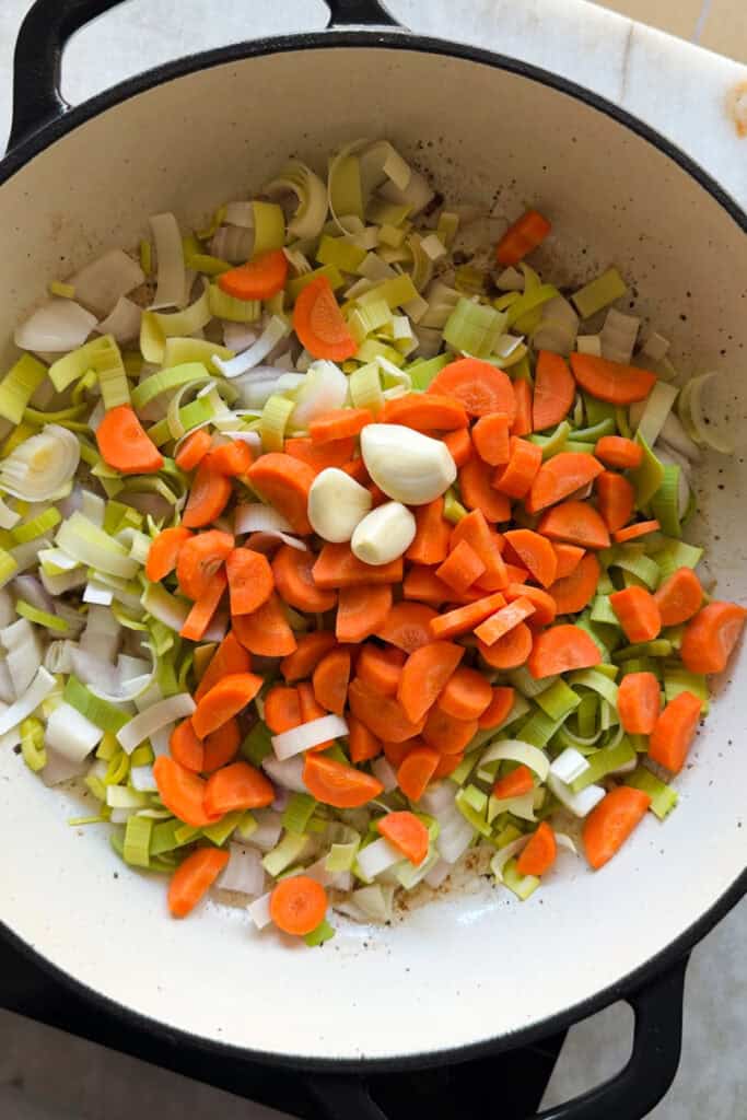 Bresa para Carrilleras al vino tinto con puerro, cebolla, zanahoria y ajo.