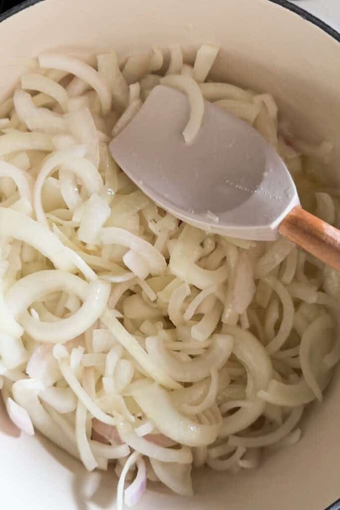 Cebolla cortada en olla