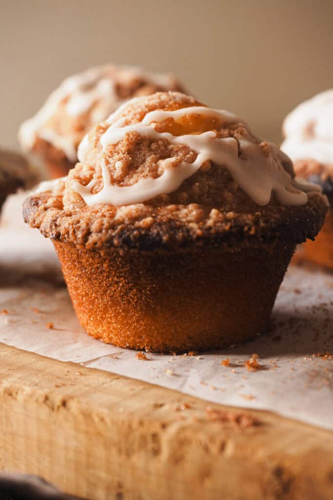 Si te encantan los cinnamon rolls pero no tienes tiempo para hacerlos, estas Cinnamon Roll Muffins son la solución. Combinan sus sabores y texturas pero en formato muffin, lo que te permite disfrutarlas en menos de 2 horas (vamos, en menos del tiempo de levado que necesitan los rollos de canela - sin tener en cuenta el resto del proceso). Miga húmeda y densa, con una capa interior de canela y para terminar un toque crujiente con un crumble (imitando el ligero toque crujiente acaramelado de la base de los rollos de canela) y el clásico glaseado. Simplemente perfectas para un día frío de otoño e invierno, ya sea para desayunar o merendar, tú eliges. | Receta de Paula's Apron