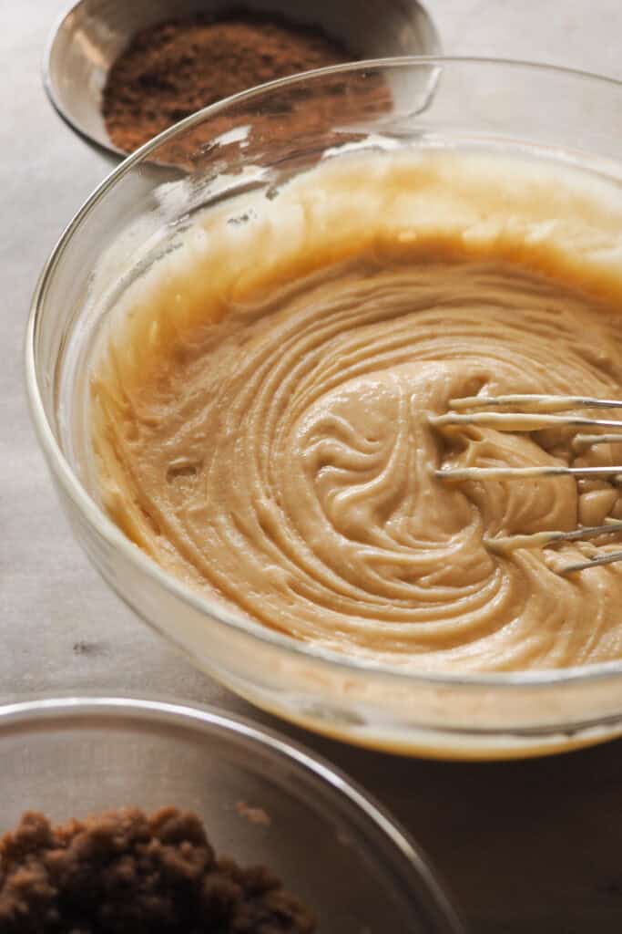 Componentes cinnamon roll muffins: masa, relleno, crumble.