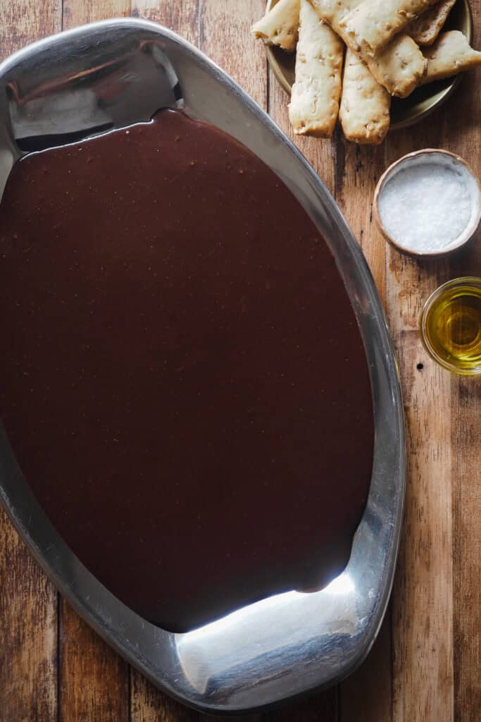 Componentes pan con chocolate aceite y sal: ganache, pan de pipas, aceite de oliva virgen extra y sal marina en escamas.