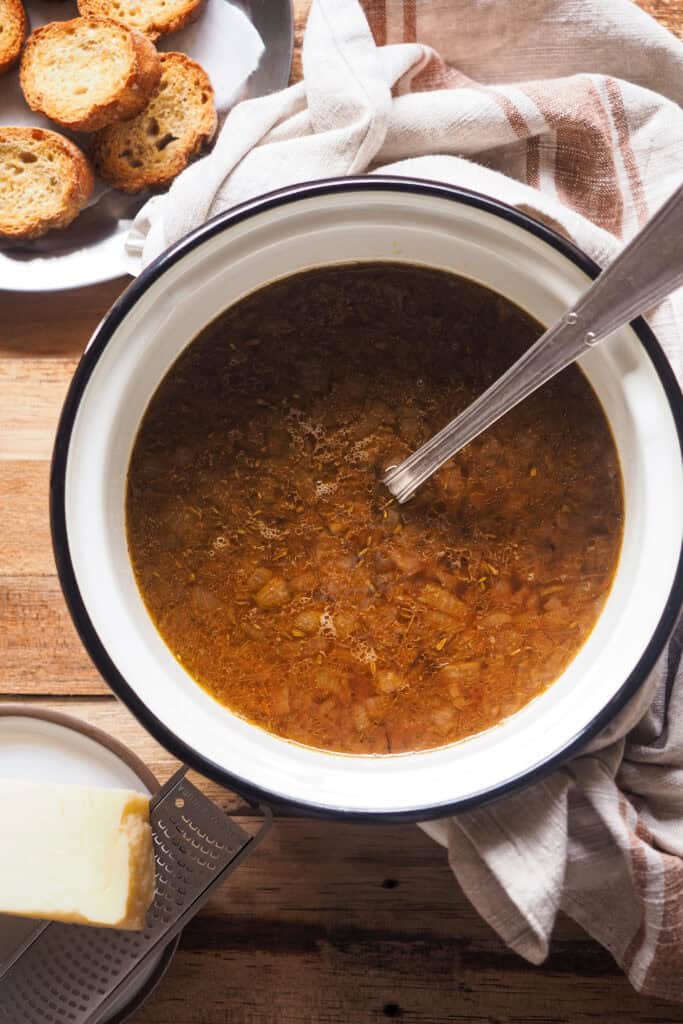 Componentes para hacer sopa de cebolla: sopa de cebolla, tostadas y queso