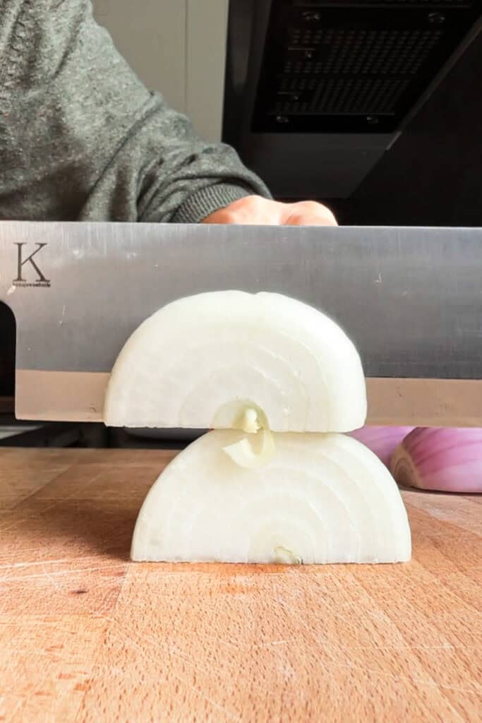 Corte de cebolla para sopa de cebolla