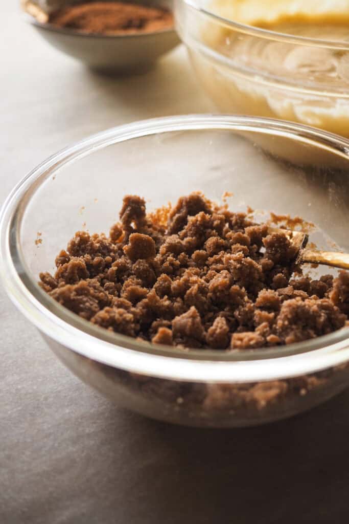 Crumble para hacer cinnamon roll muffins