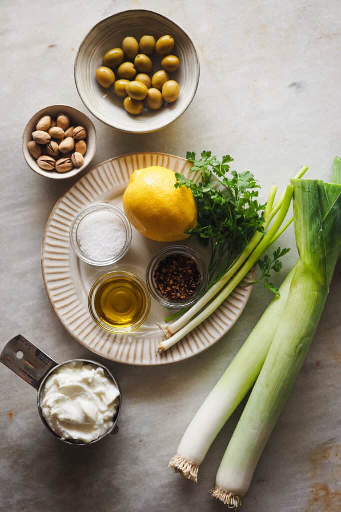 Ingredientes para hacer Puerros Caramelizados con Aliño de Aceitunas y Pistachos y Crema de queso fresco batido