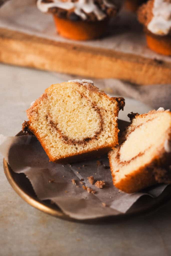 Si te encantan los cinnamon rolls pero no tienes tiempo para hacerlos, estas Cinnamon Roll Muffins son la solución. Combinan sus sabores y texturas pero en formato muffin, lo que te permite disfrutarlas en menos de 2 horas (vamos, en menos del tiempo de levado que necesitan los rollos de canela - sin tener en cuenta el resto del proceso). Miga húmeda y densa, con una capa interior de canela y para terminar un toque crujiente con un crumble (imitando el ligero toque crujiente acaramelado de la base de los rollos de canela) y el clásico glaseado. Simplemente perfectas para un día frío de otoño e invierno, ya sea para desayunar o merendar, tú eliges. | Receta de Paula's Apron