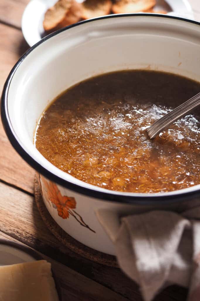 Olla con sopa de cebolla para el frío.