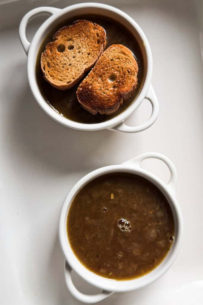 Paso 1 Sirviendo sopa de cebolla con pan