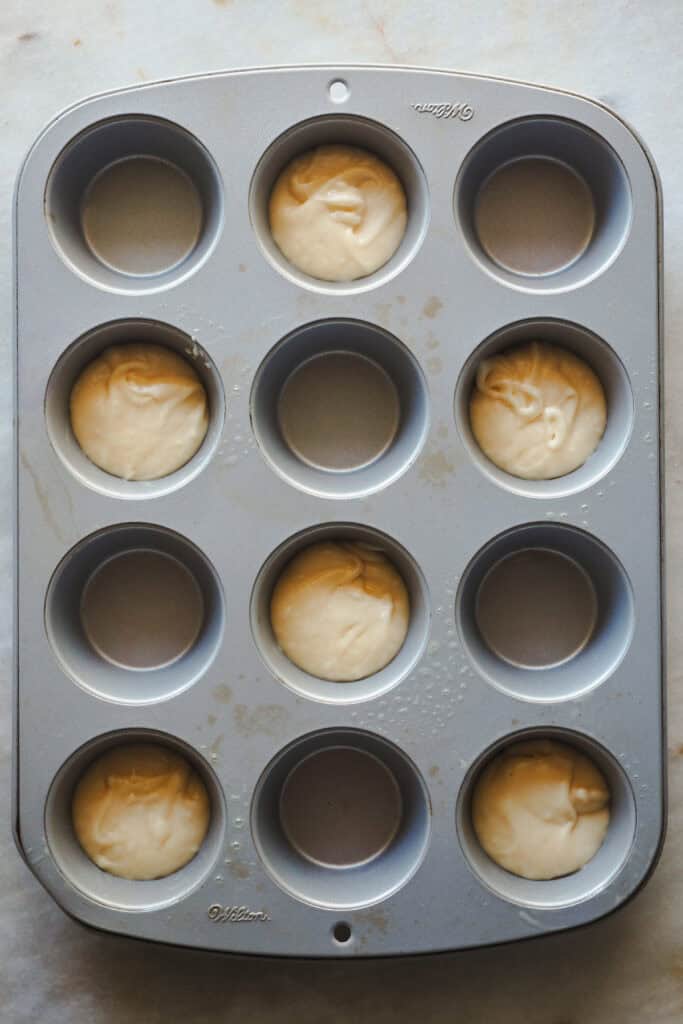 Paso 1 relleno del molde de muffins cinnamon rolls