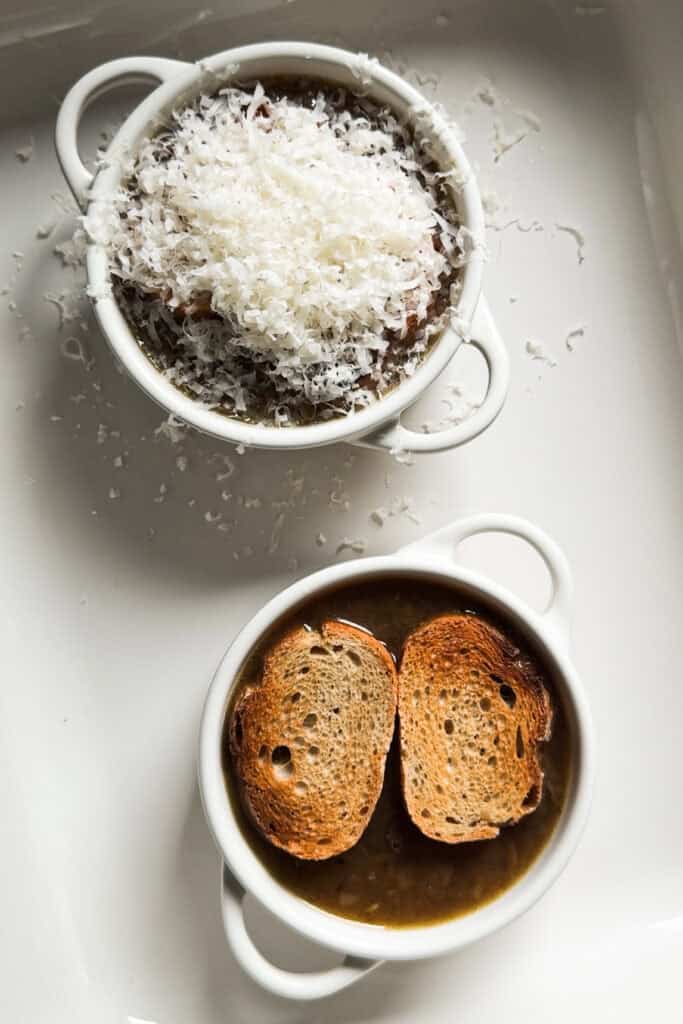 Paso 2 Sirviendo sopa de cebolla con pan y queso