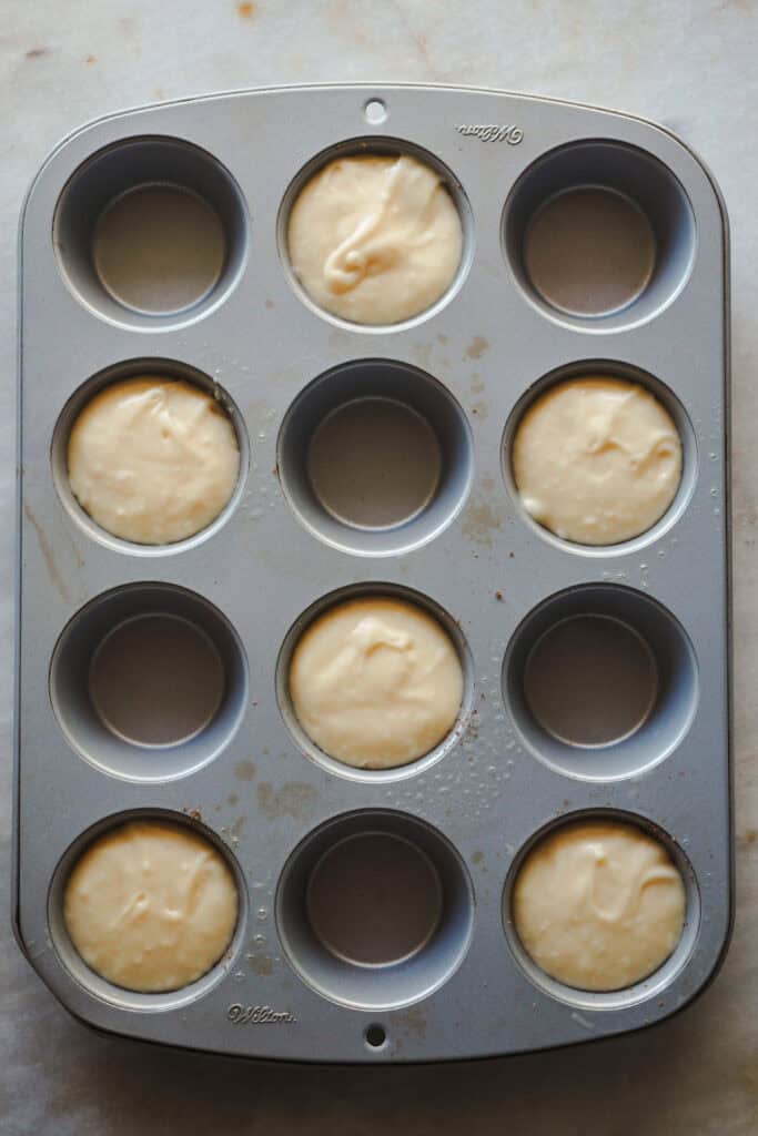 Paso 3 relleno del molde de muffins cinnamon rolls con más massa