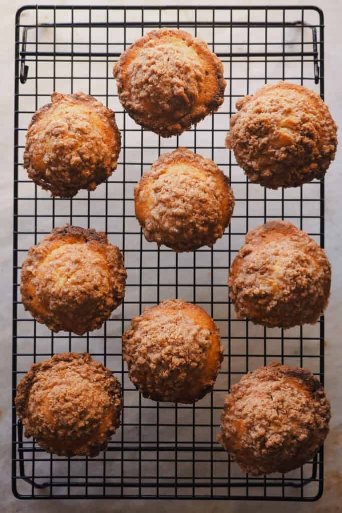 Paso 6 - enfriar muffins cinnamon rolls sobre rejilla