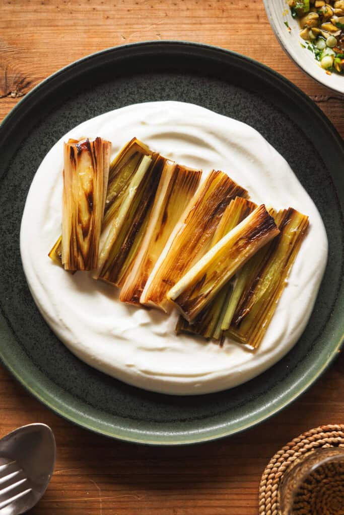 Puerros caramelizados sobre una base de queso fresco batido