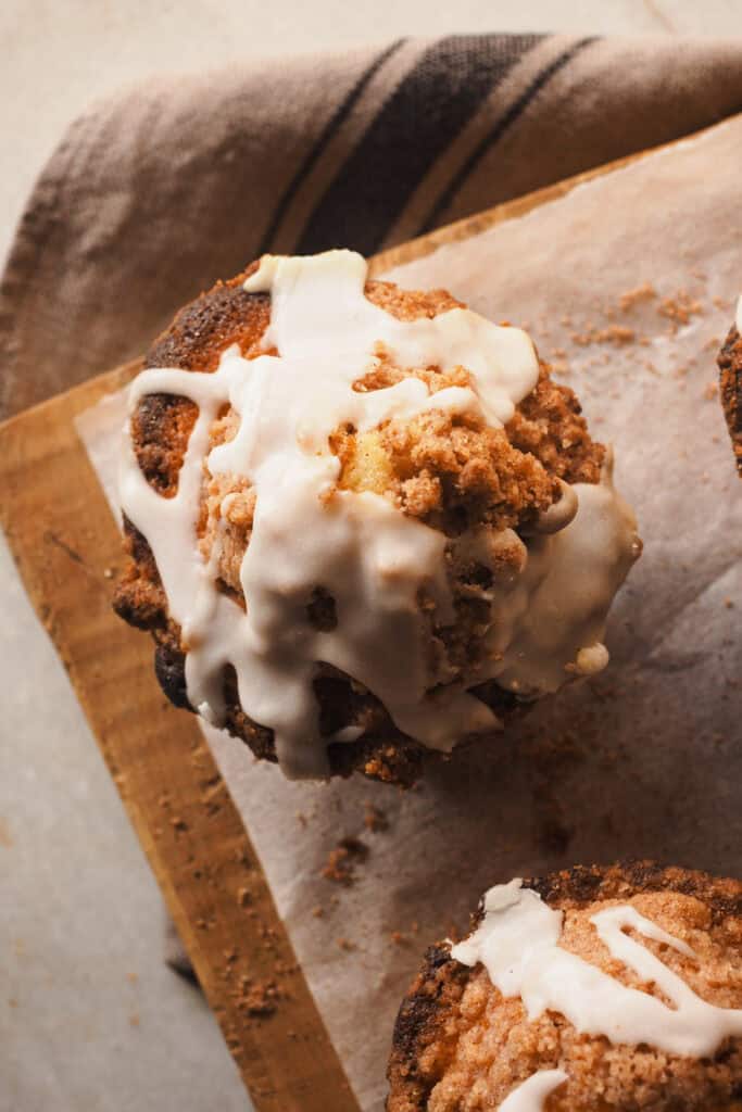 Si te encantan los cinnamon rolls pero no tienes tiempo para hacerlos, estas Cinnamon Roll Muffins son la solución. Combinan sus sabores y texturas pero en formato muffin, lo que te permite disfrutarlas en menos de 2 horas (vamos, en menos del tiempo de levado que necesitan los rollos de canela - sin tener en cuenta el resto del proceso). Miga húmeda y densa, con una capa interior de canela y para terminar un toque crujiente con un crumble (imitando el ligero toque crujiente acaramelado de la base de los rollos de canela) y el clásico glaseado. Simplemente perfectas para un día frío de otoño e invierno, ya sea para desayunar o merendar, tú eliges. | Receta de Paula's Apron