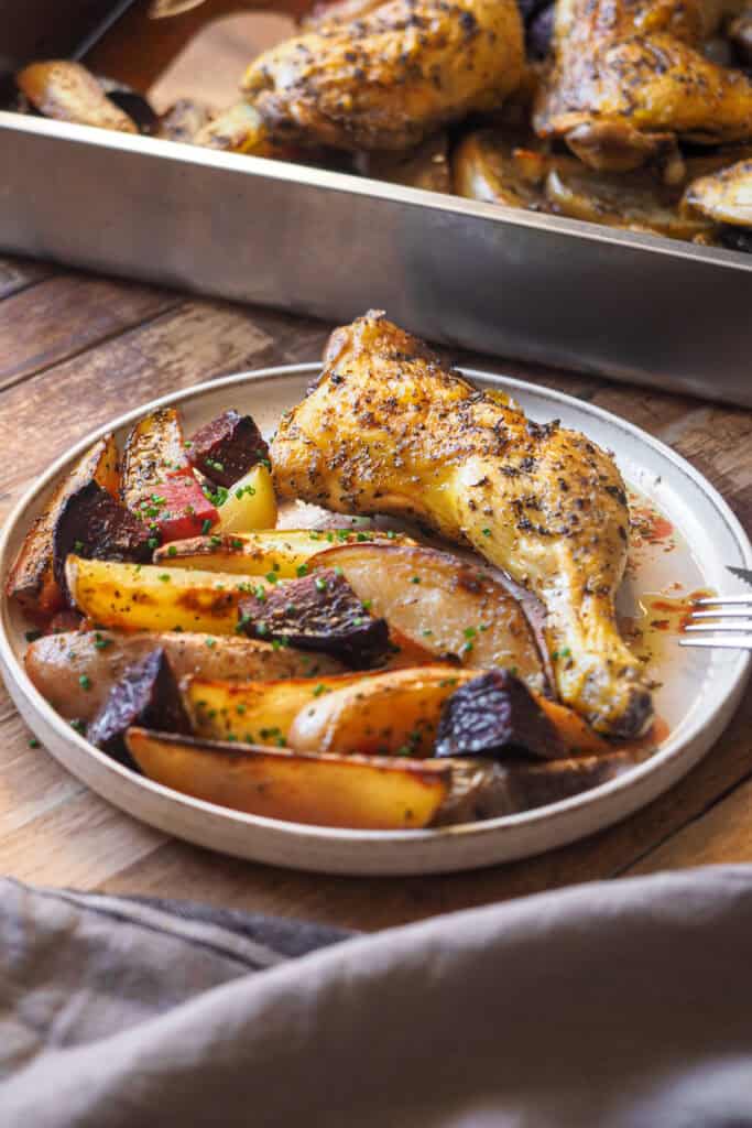 Esta versión de Pollo al Limón con Patatas al Estilo Griego (y con un toque opcional de remolacha que la aporta color) no falla. Aromatizado con limón y orégano, este plato combina la jugosidad del pollo con la suavidad de las patatas y el toque dulce y terroso de la remolacha si la usas. Todo se cocina en una sola bandeja, ideal para una comida fácil pero llena de sabor, perfecta para cualquier ocasión, ya sea entre semana o con invitados. ¡Imprescindible en tu repertorio de recetas! | Receta de Paula's Apron