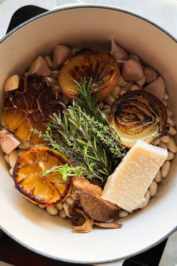 Cómo hacer caldo oscuro de alubias marcando las hortalizas primero.