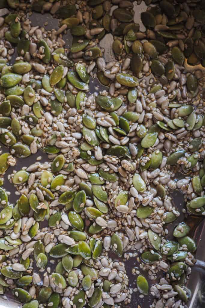 Como hacer semillas crujientes con semillas de sésamo, pipas de girasol y pipas de calabaza.