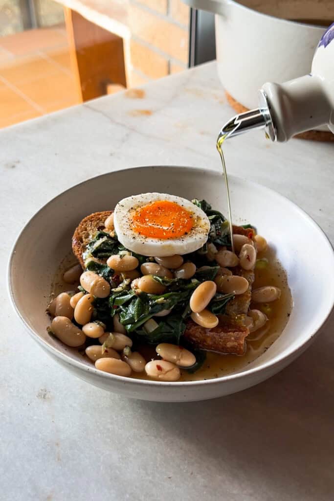 Guiso de alubias con acelgas y huevo cocido a partir de cocer alubias secas. Es un plato completo, nutritivo y sabroso perfecto para comer o cenar cualquier día de la semana. | Receta de Paula's Apron