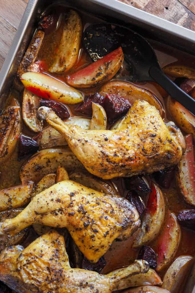 Esta versión de Pollo al Limón con Patatas al Estilo Griego (y con un toque opcional de remolacha que la aporta color) no falla. Aromatizado con limón y orégano, este plato combina la jugosidad del pollo con la suavidad de las patatas y el toque dulce y terroso de la remolacha si la usas. Todo se cocina en una sola bandeja, ideal para una comida fácil pero llena de sabor, perfecta para cualquier ocasión, ya sea entre semana o con invitados. ¡Imprescindible en tu repertorio de recetas! | Receta de Paula's Apron