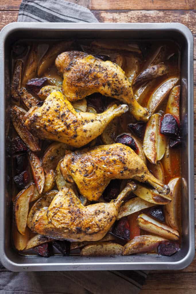 Esta versión de Pollo al Limón con Patatas al Estilo Griego (y con un toque opcional de remolacha que la aporta color) no falla. Aromatizado con limón y orégano, este plato combina la jugosidad del pollo con la suavidad de las patatas y el toque dulce y terroso de la remolacha si la usas. Todo se cocina en una sola bandeja, ideal para una comida fácil pero llena de sabor, perfecta para cualquier ocasión, ya sea entre semana o con invitados. ¡Imprescindible en tu repertorio de recetas! | Receta de Paula's Apron