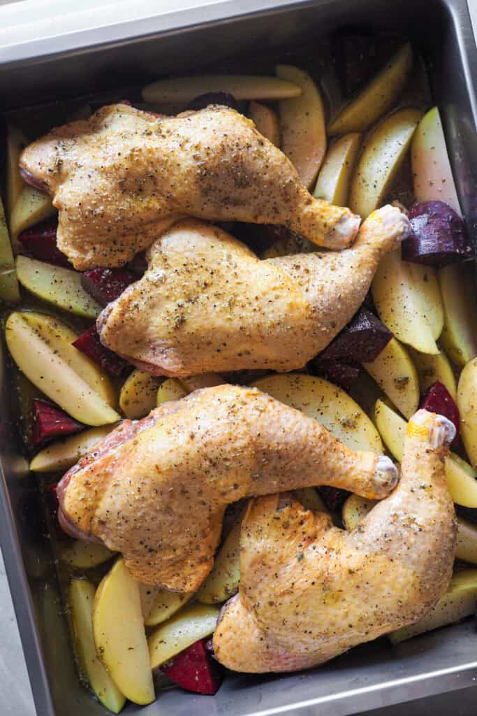 Pollo remolacha y patatas aderezadas para hacer pollo al limón estilo griego.