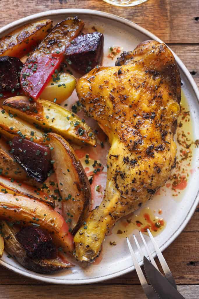 Esta versión de Pollo al Limón con Patatas al Estilo Griego (y con un toque opcional de remolacha que la aporta color) no falla. Aromatizado con limón y orégano, este plato combina la jugosidad del pollo con la suavidad de las patatas y el toque dulce y terroso de la remolacha si la usas. Todo se cocina en una sola bandeja, ideal para una comida fácil pero llena de sabor, perfecta para cualquier ocasión, ya sea entre semana o con invitados. ¡Imprescindible en tu repertorio de recetas! | Receta de Paula's Apron